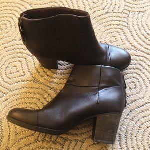 CLARK’S WOMENS BOOTIES SIZE 12!